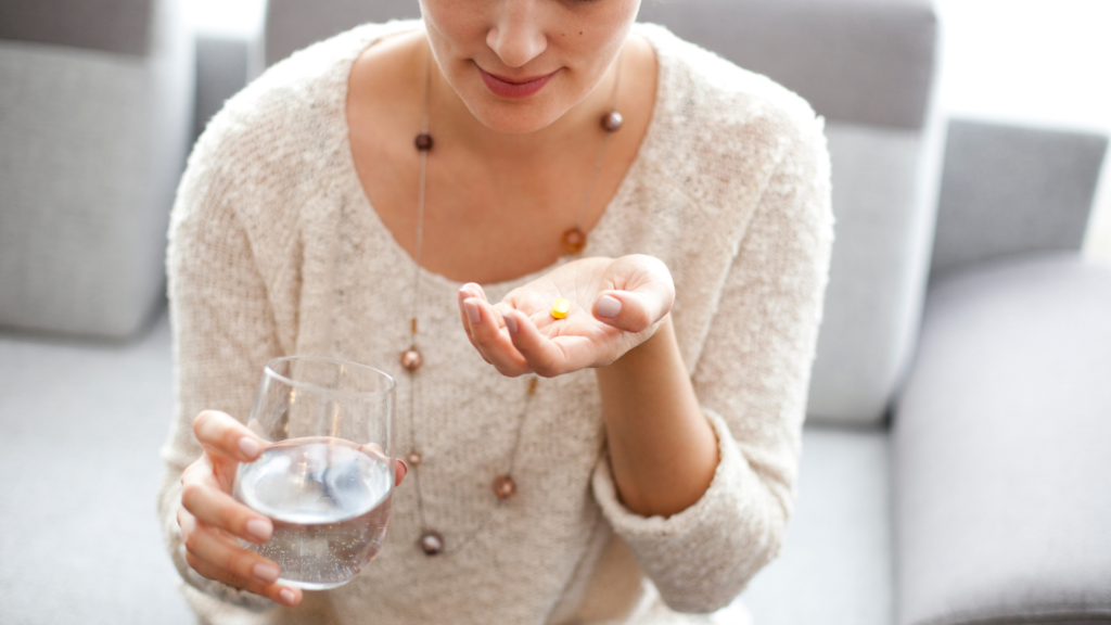 Dersom man oppholder seg lite i solen eller får i seg for lite vitamin D gjennom kosten, anbefales vitamin-D tilskudd.