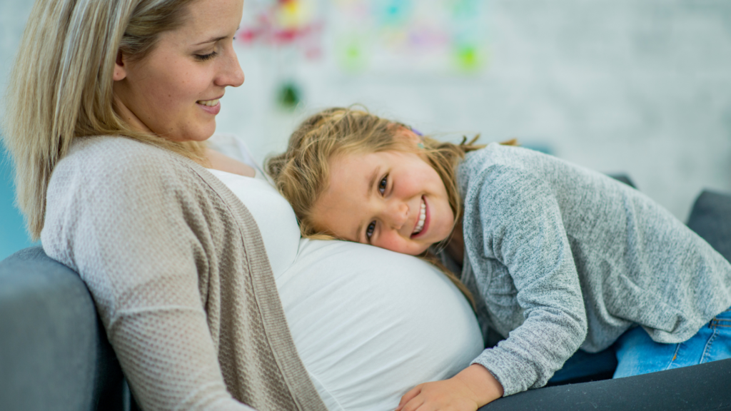 Tilstrekkelig inntak av folat før og tidlig i svangerskapet knyttes til redusert risiko for skader hos fosteret.