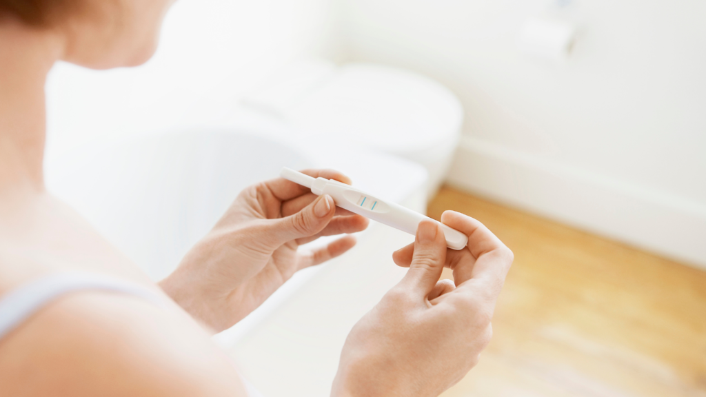 Et daglig inntak på 400 µg folat en måned før og under de 2 -3 første måneder av svangerskapet er vist å redusere risikoen for ryggmargsbrokk hos fosteret.