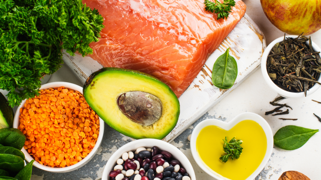 Kostholds- og livsstilsendringer er den viktigste behandlingen ved høyt nivå av triglyserider. 