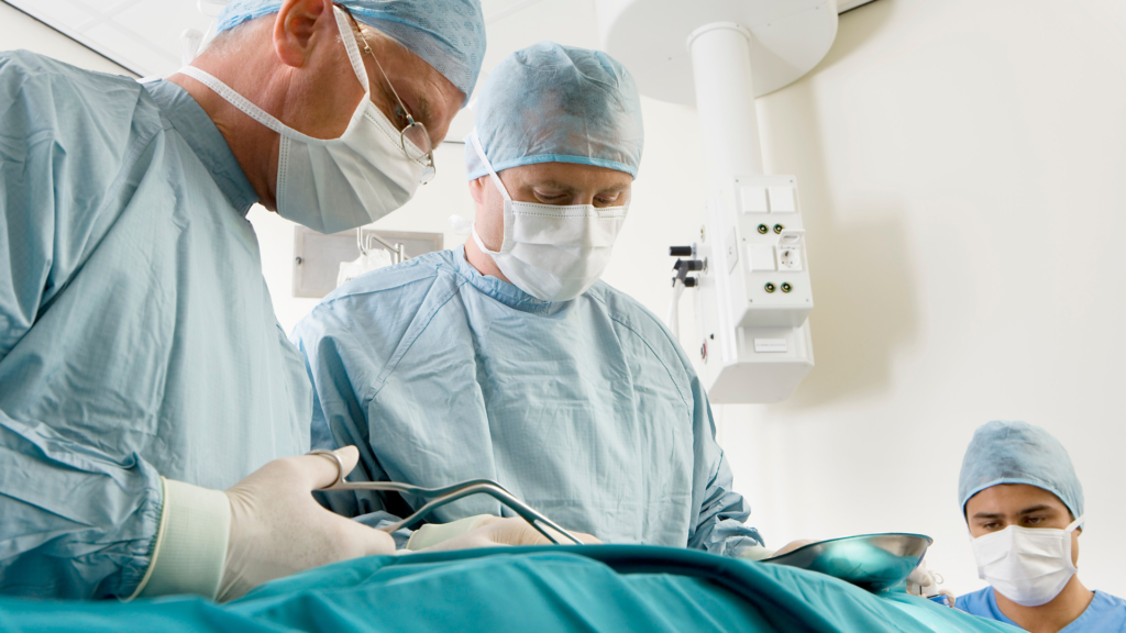 Høyt stoffskifte behandles med en av tre ulike metoder; medikamenter, radiojodbehandling eller kirurgi.